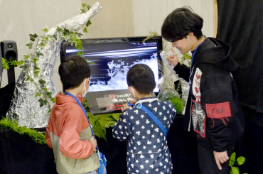 作品で遊ぶ子供たちの様子