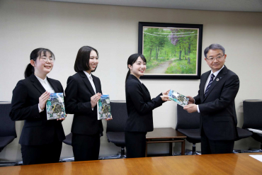 中野市長に書籍を手渡す学生達