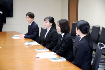 市長室で中野市長に説明をする学生と二本松先生