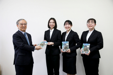 学長と集合写真に写る学生達