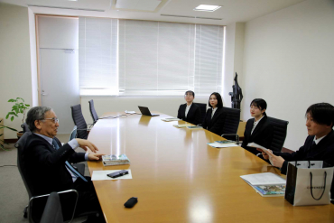 学長に報告する学生達