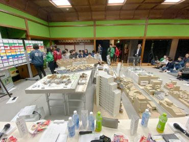 「歴史的空間再編コンペティション」模型が並ぶ会場の様子