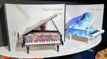 展示中のミニピアノ