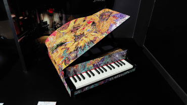 展示中のミニピアノ