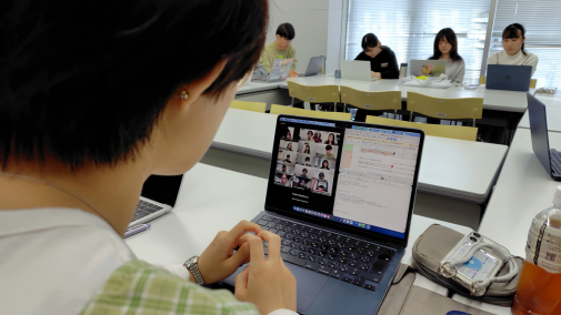 アイルランガ大学の学生との合同授業の様子
