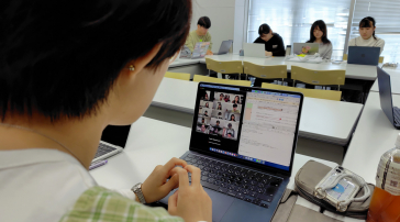 アイルランガ大学の学生とのオンライン合同授業の様子