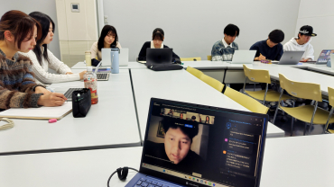ウダヤナ大学の学生へのインタビュー調査の様子