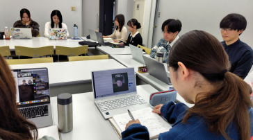 ウダヤナ大学の学生へのインタビュー調査の様子