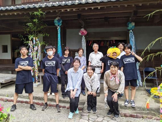 新妻准教授と本学学生、天竜高校の生徒たちの集合写真