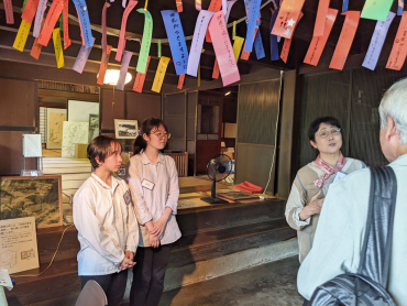 朝月副市長に説明をする新妻准教授の画像