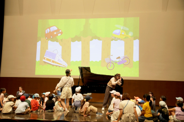 演奏者と一緒にステージにあがる小学生たちの画像