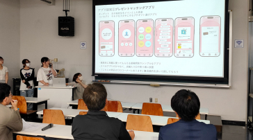 プレゼンテーションをする学生の画像