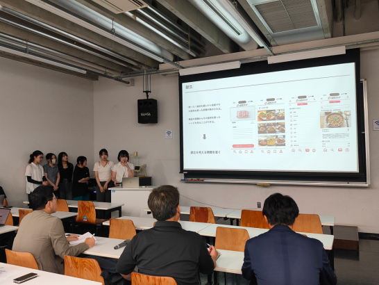 プレゼンをする学生たちの画像