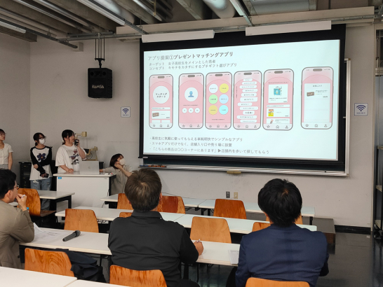 プレゼンをする学生たちの画像