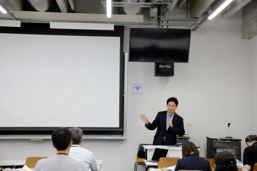 全体講評を行った田内湖西市長の様子