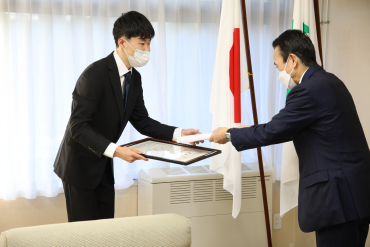 浜松市長から授与される佐野さんの画像