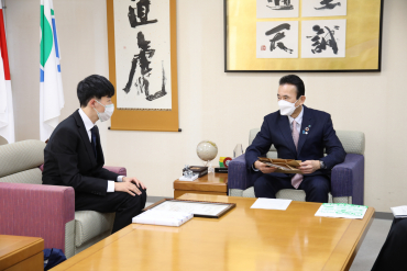 浜松市長と佐野さんが歓談する画像