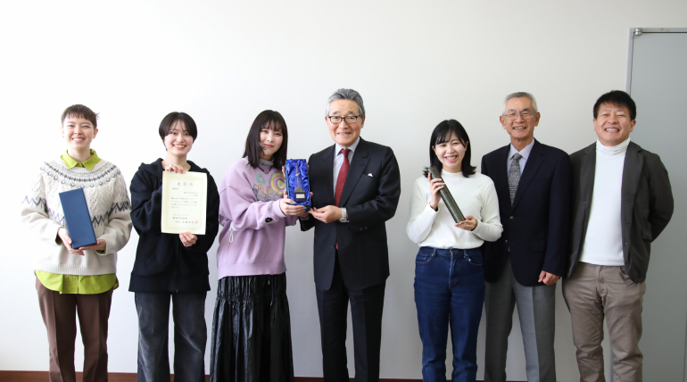 横山学長を囲んだ受賞の集合写真の画像