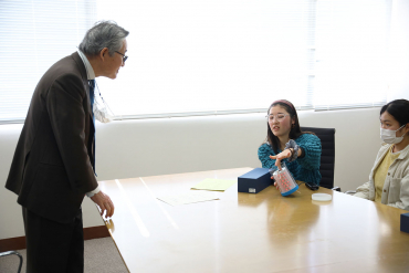 学長に説明をする学生の画像①