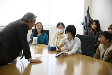 学長に説明する学生の画像②