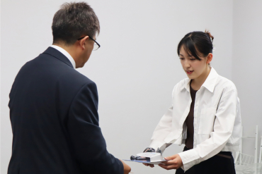 表彰式で賞品を受け取る大平さん