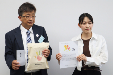表彰式でのこまたす推進プロジェクト代表と大平さん