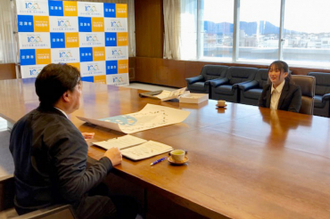 完成したボードゲームを手に、沼津市長に表敬訪問した犬束さん