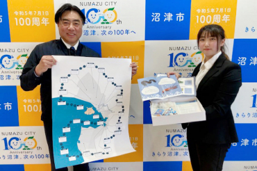 完成したボードゲームを手に、沼津市長に表敬訪問した犬束さん