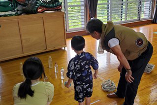 輪投げを楽しむ子どもたち