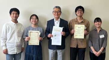 学長へ報告する様子