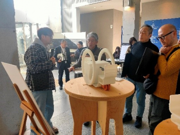 卒業制作について説明をする学生とJIDA中部ブロックの皆さん