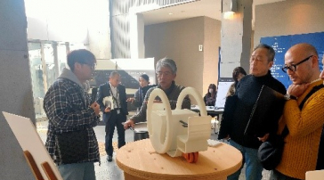 卒業制作について説明をする学生とJIDA中部ブロックの皆さん