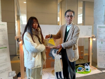 JIDA中部ブロックから表彰状を受け取る吉田さん