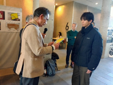 JIDA中部ブロックから表彰状を受け取る北原さん