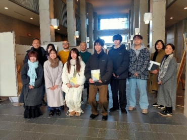 受賞した吉田さん、北原さんを囲んで、JIDA中部ブロックの皆さんと教員で集合写真