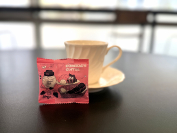 豆菓子パッケージとコーヒーカップ