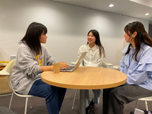 森さんが長沢さんにインタビューしている様子の写真