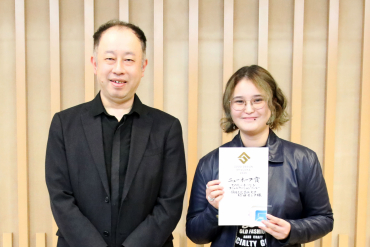 表彰状を持った竹田さんと中野教授