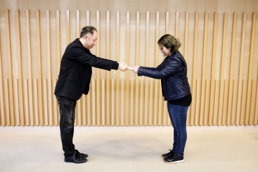 中野教授から表彰状を受け取る竹田さん