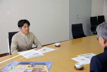 横山学長とラ アディティアさんの懇談の様子