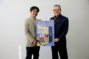 横山学長とラ アディティアさんの懇談の様子