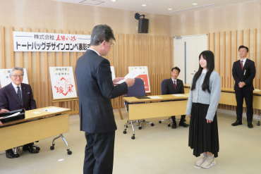 株式会社五味八珍の渡瀬徹社長から賞状を受け取る伊藤舞香さん