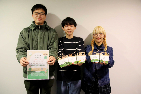 お米やポスターを持った引佐耕作隊のメンバー3人の集合写真