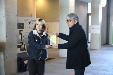 JIDA中部ブロックから表彰状を受け取る伊藤さん