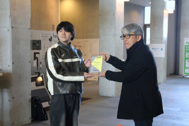 JIDA中部ブロックから表彰状を受け取る伊藤さん