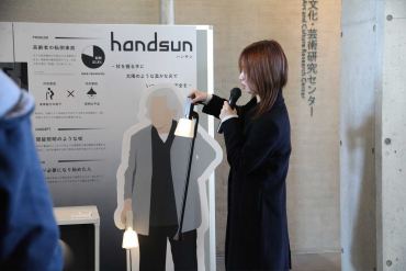 卒業制作について説明をする学生の様子