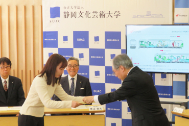 Ｊパワーの足立健治中部支店長から賞状を受け取る伊藤凛さん