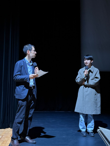 舞台上の宮本さんの画像