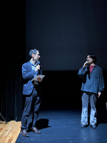 舞台上の奥本さんの画像