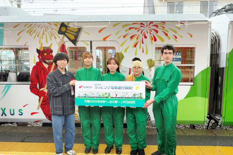 ラッピング電車お披露目式での学生グループの様子